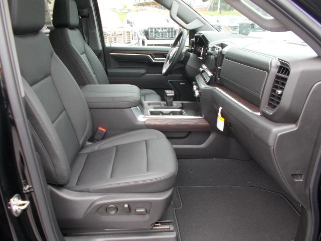 2025 GMC Sierra 1500 Vehicle Photo in LOWELL, MA 01852-4336