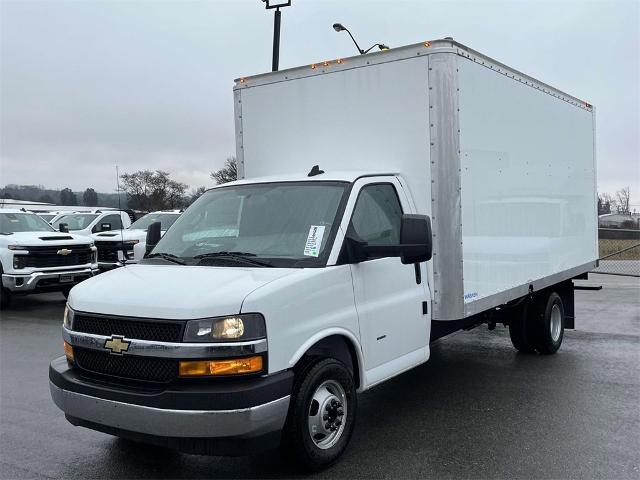 2023 Chevrolet Express Cutaway 3500 Vehicle Photo in ALCOA, TN 37701-3235