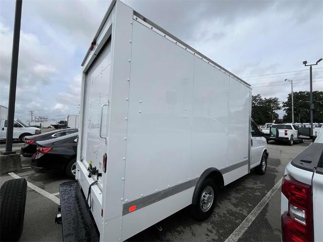 2024 Chevrolet Express Cutaway 3500 Vehicle Photo in ALCOA, TN 37701-3235