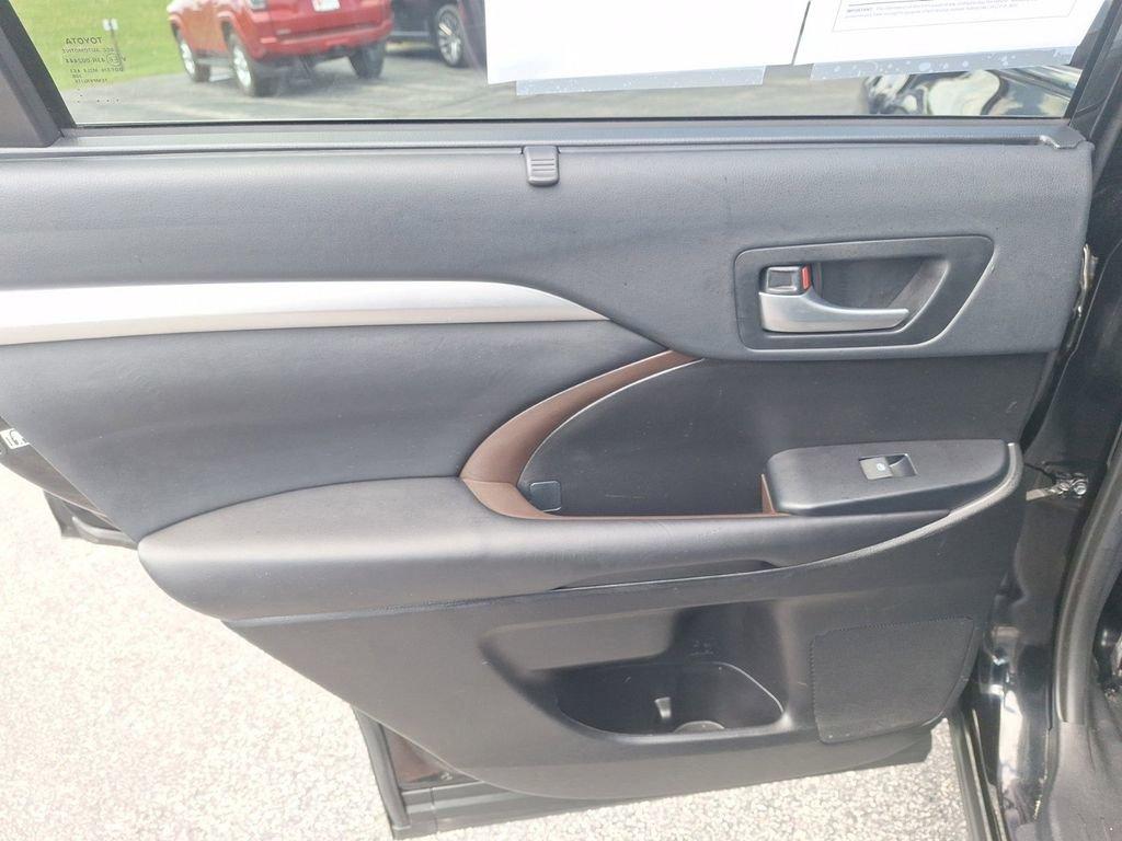 2019 Toyota Highlander Vehicle Photo in Marion, IA 52302