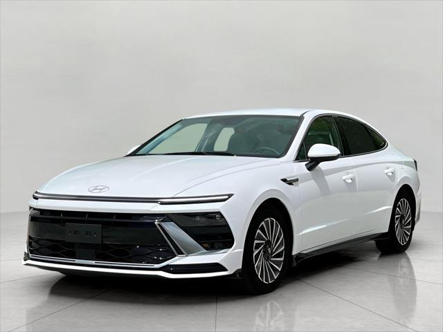 2025 Hyundai SONATA Hybrid Vehicle Photo in Green Bay, WI 54304