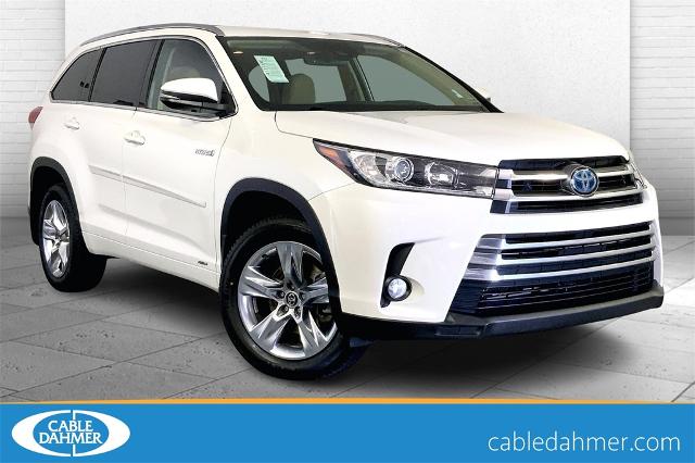 2017 Toyota Highlander Vehicle Photo in Lees Summit, MO 64086