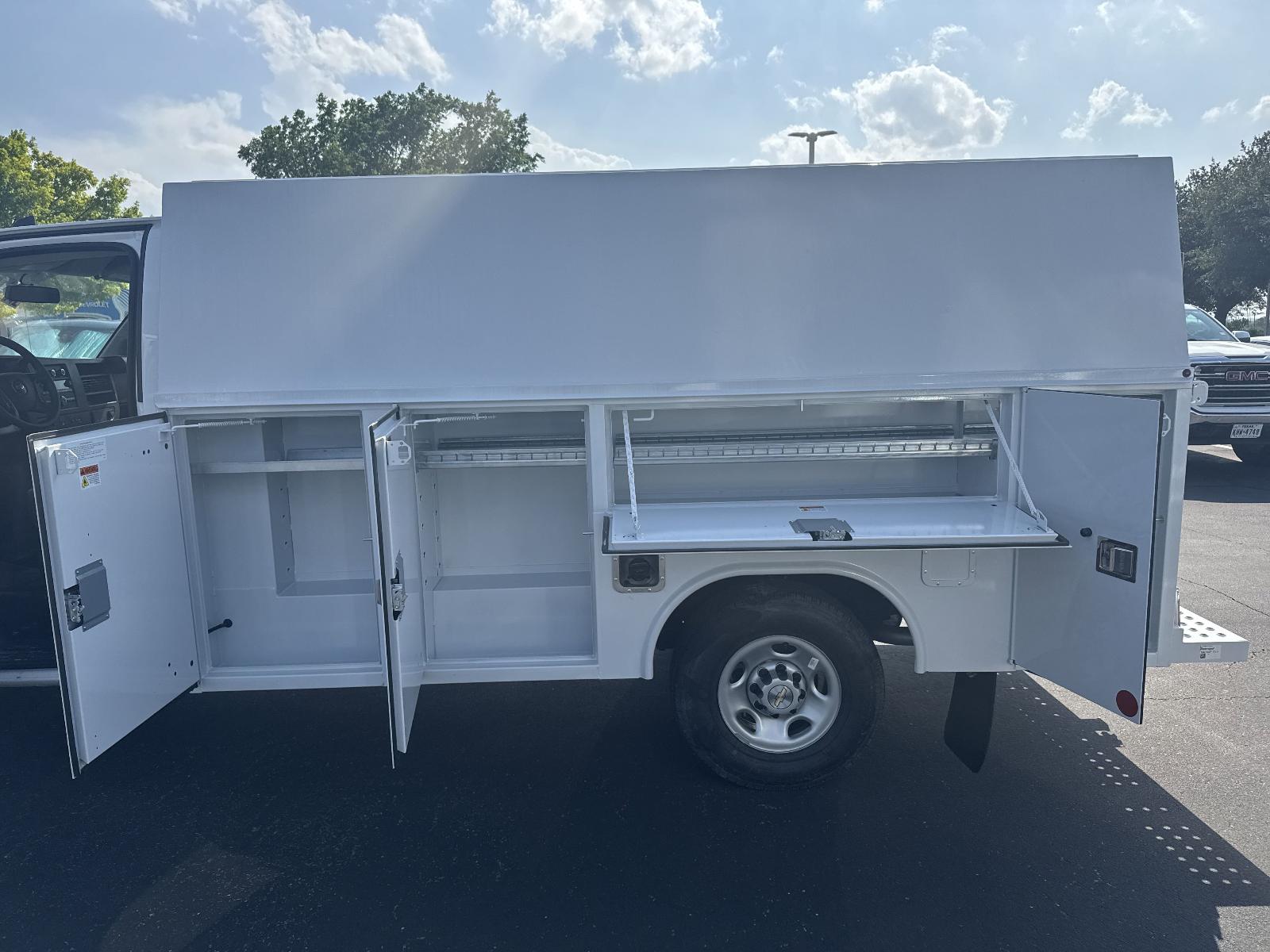 2025 Chevrolet Express Cutaway 3500 Vehicle Photo in GEORGETOWN, TX 78626-7508