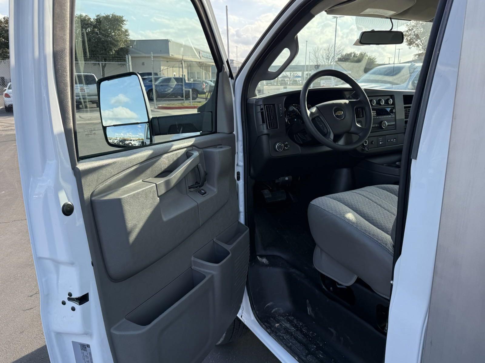 2024 Chevrolet Express Cutaway 3500 Vehicle Photo in GEORGETOWN, TX 78626-7508