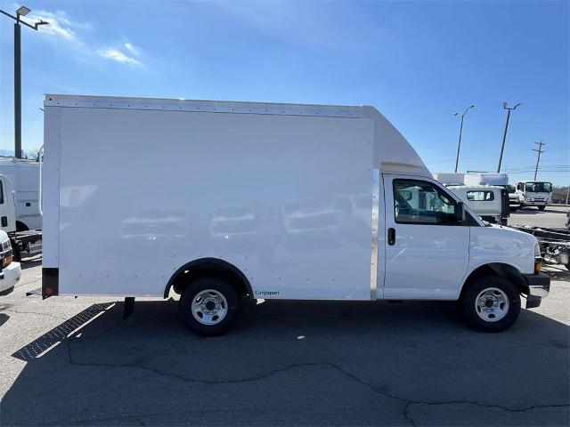 2025 Chevrolet Express Cutaway 3500 Vehicle Photo in ALCOA, TN 37701-3235