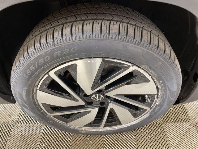 2024 Volkswagen Atlas Vehicle Photo in PHOENIX, AZ 85014-3381
