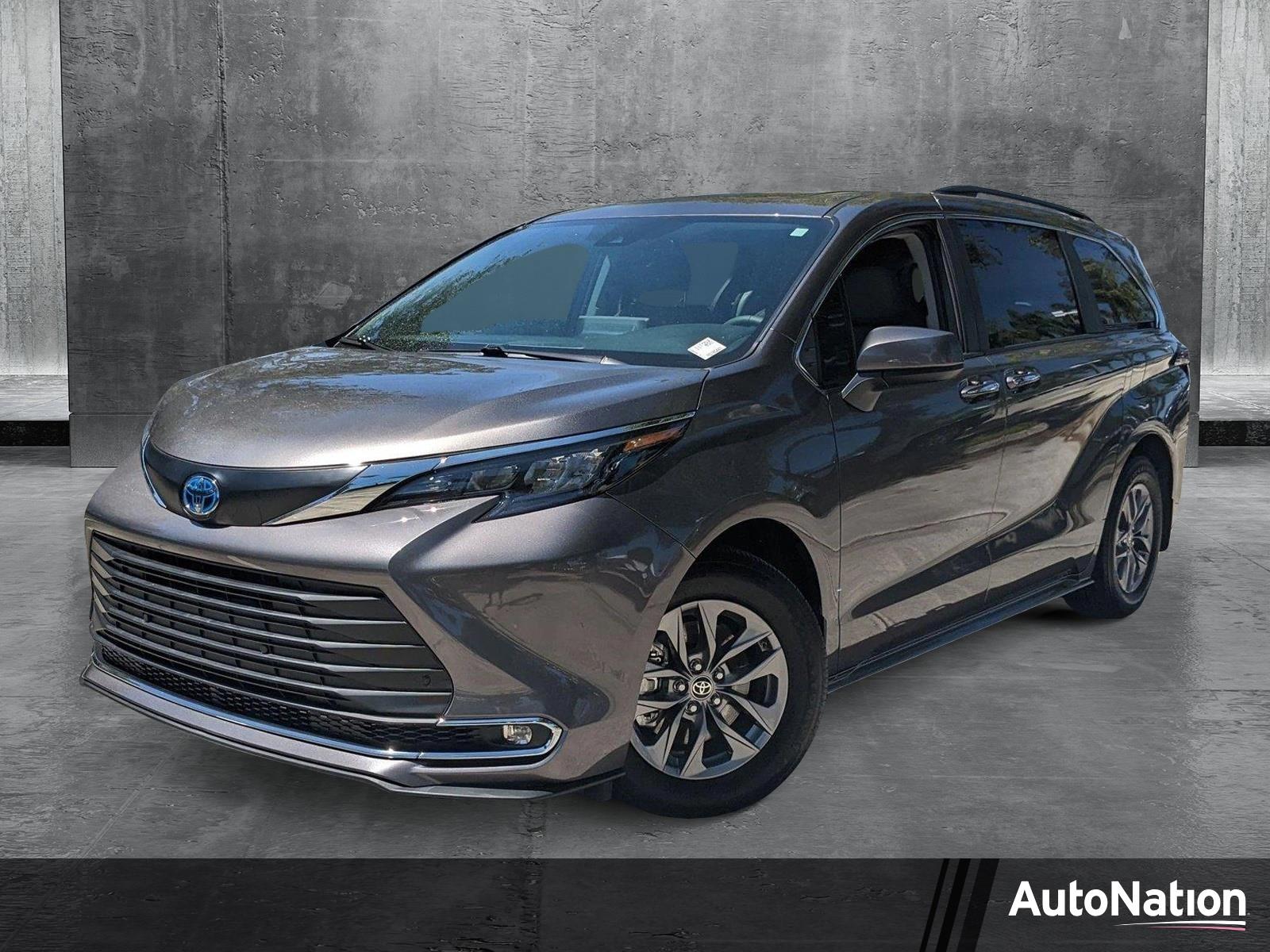 2024 Toyota Sienna Vehicle Photo in Coconut Creek, FL 33073