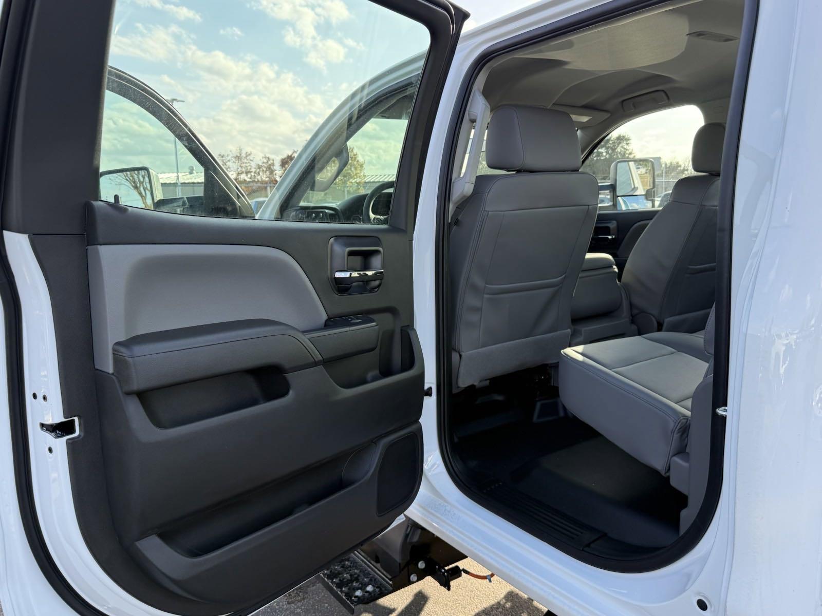 2024 Chevrolet Silverado 5500 HD Vehicle Photo in GEORGETOWN, TX 78626-7508