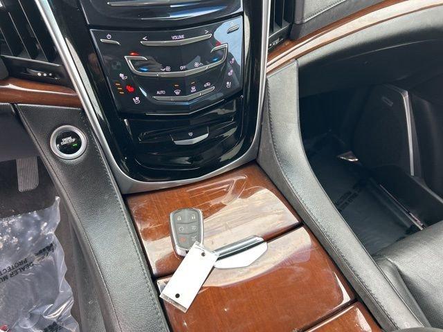 2018 Cadillac Escalade Vehicle Photo in MEDINA, OH 44256-9631