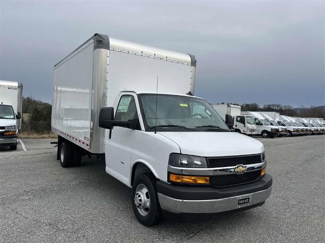 2024 Chevrolet Express Cutaway 3500 Vehicle Photo in ALCOA, TN 37701-3235