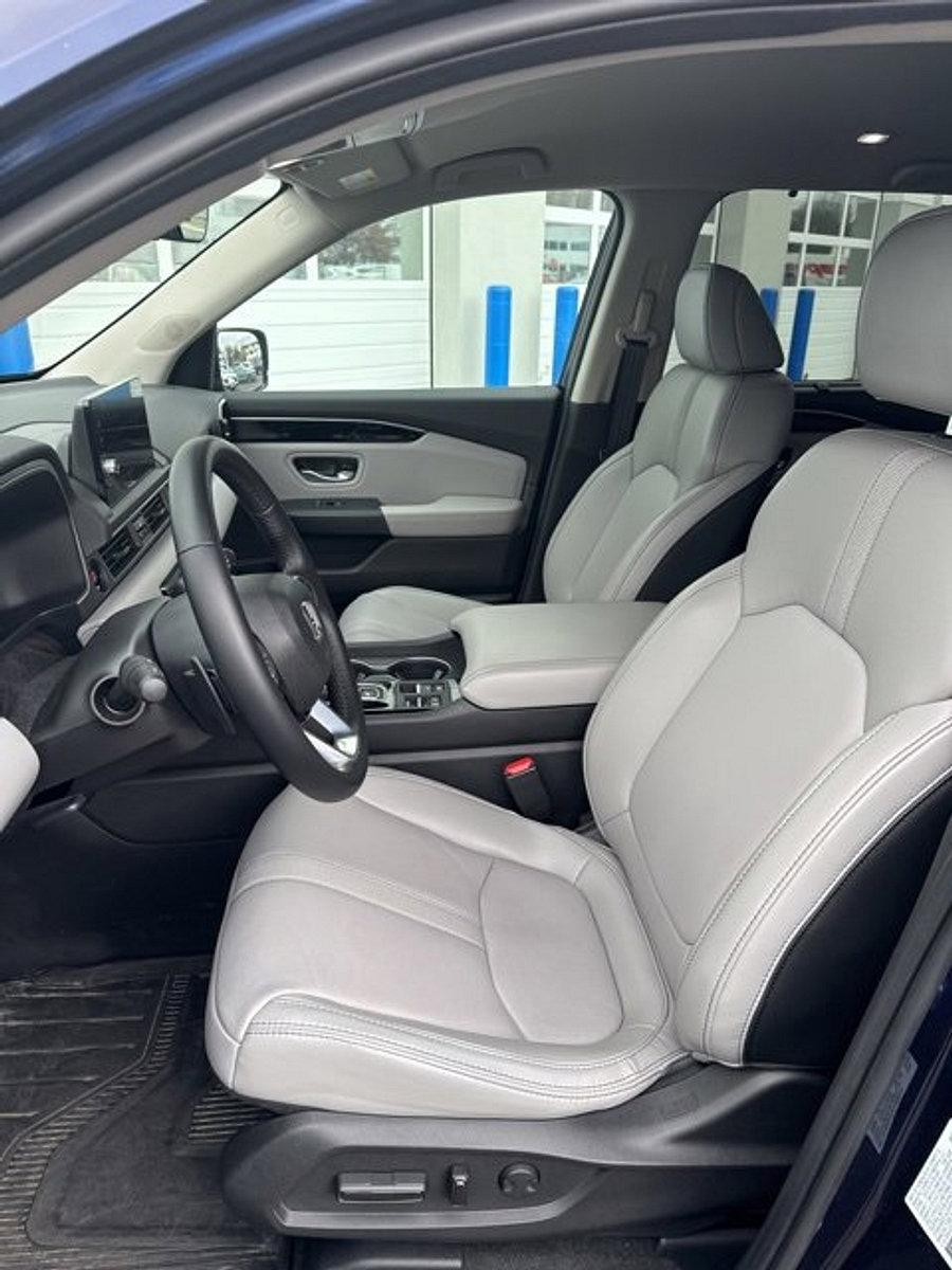 2025 Honda Pilot Vehicle Photo in Harrisburg, PA 17111