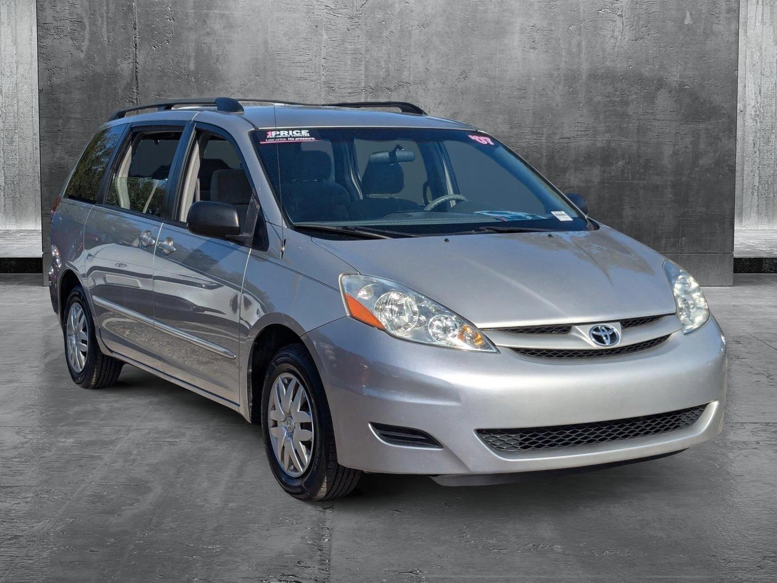 2007 Toyota Sienna Vehicle Photo in Tampa, FL 33614