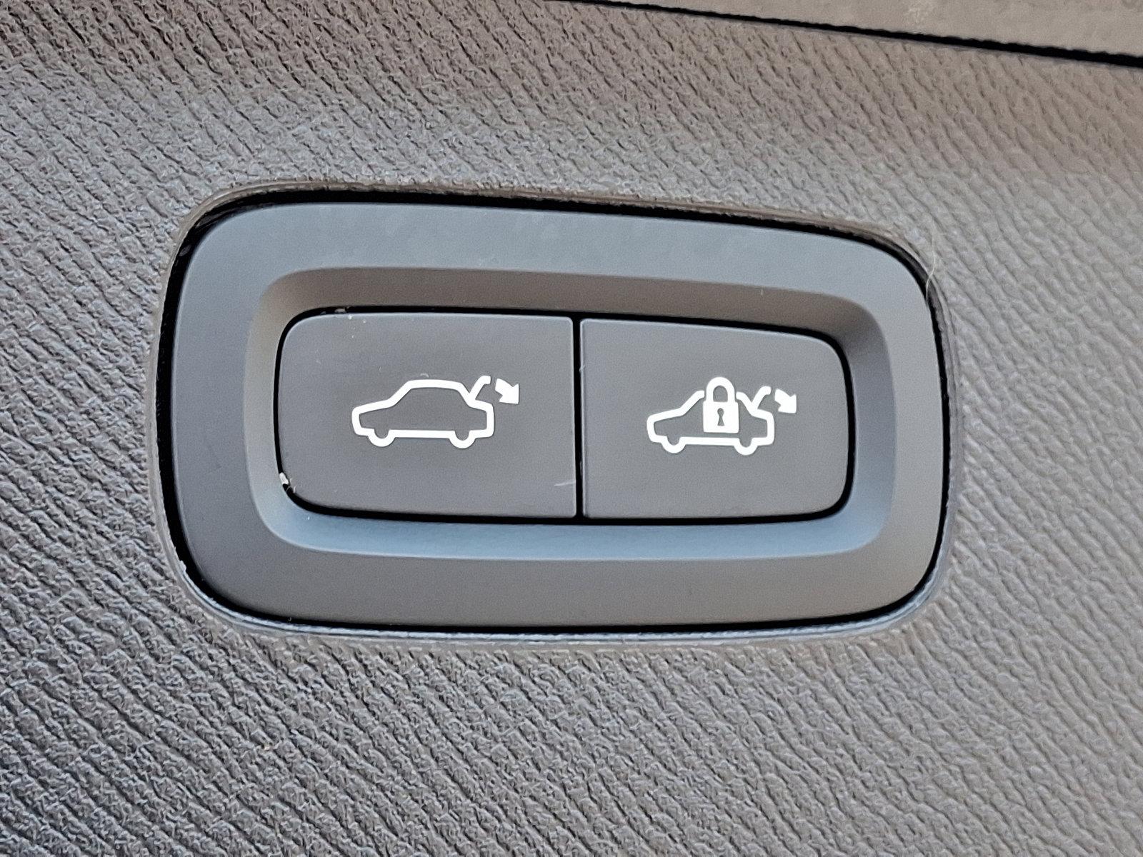 2022 Volvo XC90 Vehicle Photo in Trevose, PA 19053