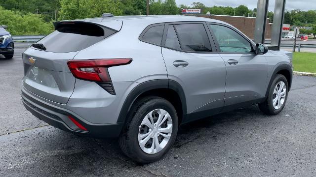 2024 Chevrolet Trax Vehicle Photo in MOON TOWNSHIP, PA 15108-2571