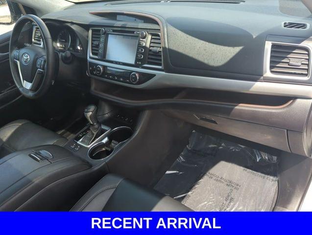 2019 Toyota Highlander Vehicle Photo in Merrillville, IN 46410