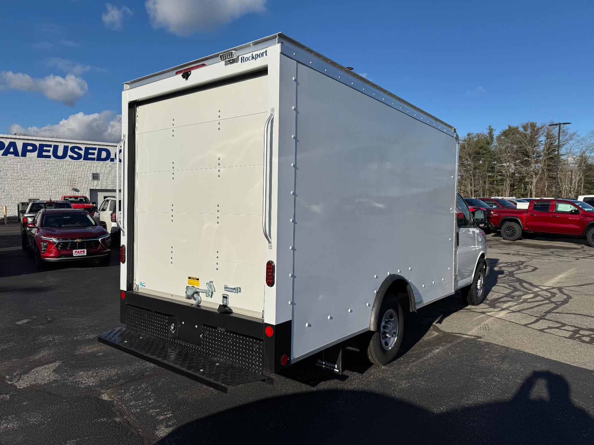 2024 Chevrolet Express Cutaway 3500 Vehicle Photo in SOUTH PORTLAND, ME 04106-1997