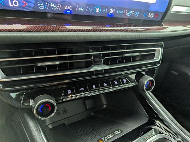 2024 Chevrolet Traverse Vehicle Photo in ENGLEWOOD, CO 80113-6708