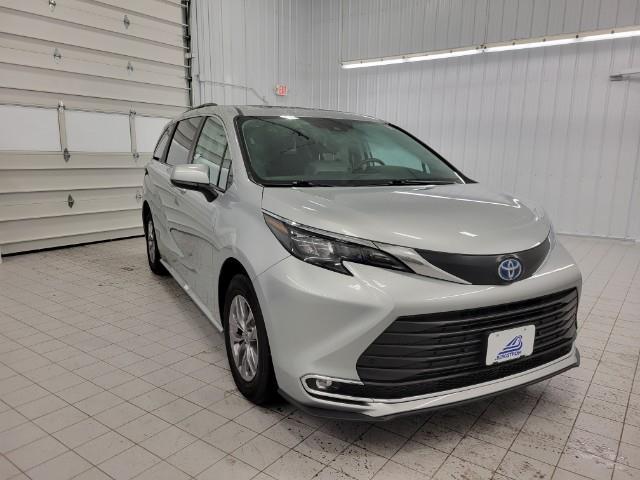 2024 Toyota Sienna Vehicle Photo in Oshkosh, WI 54904