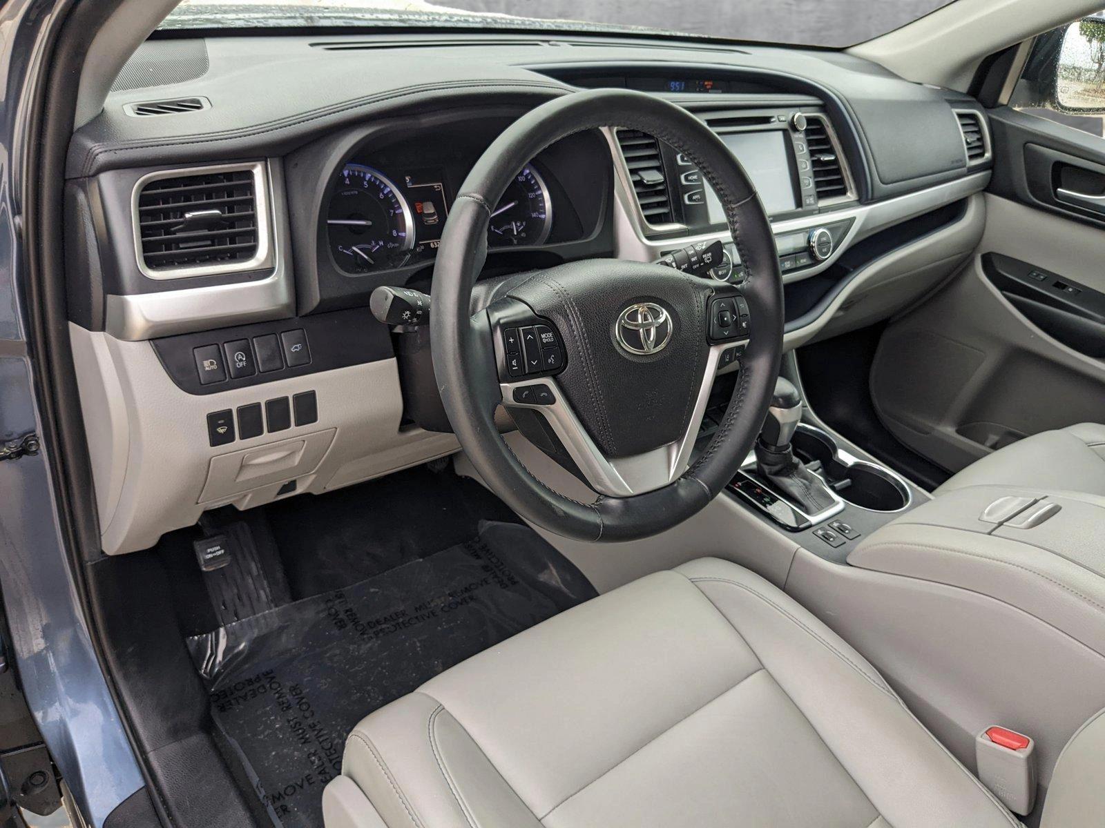 2019 Toyota Highlander Vehicle Photo in Davie, FL 33331