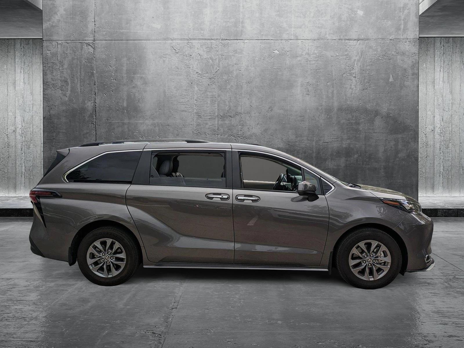 2024 Toyota Sienna Vehicle Photo in Coconut Creek, FL 33073