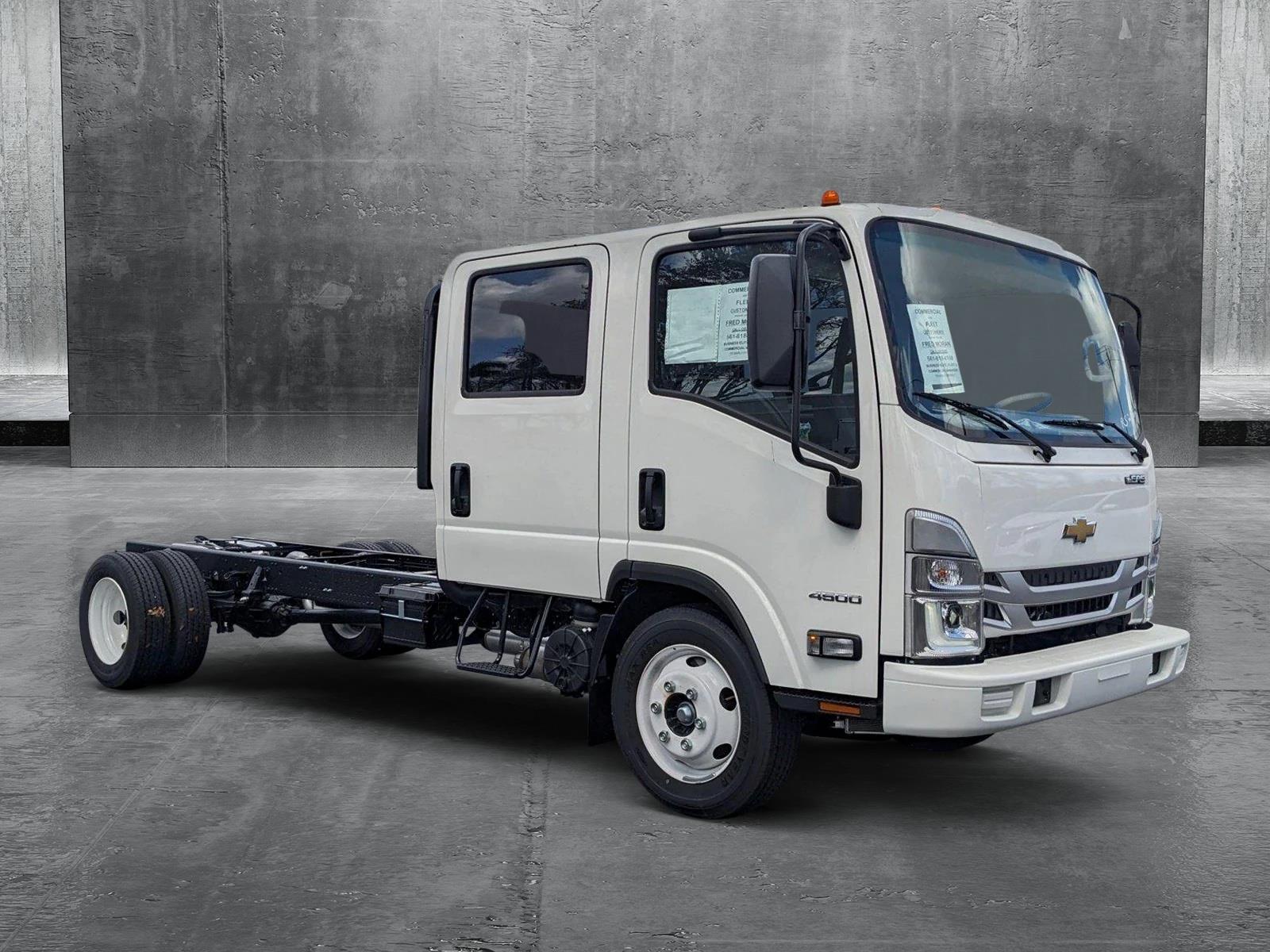 2024 Chevrolet Low Cab Forward 4500 Vehicle Photo in GREENACRES, FL 33463-3207
