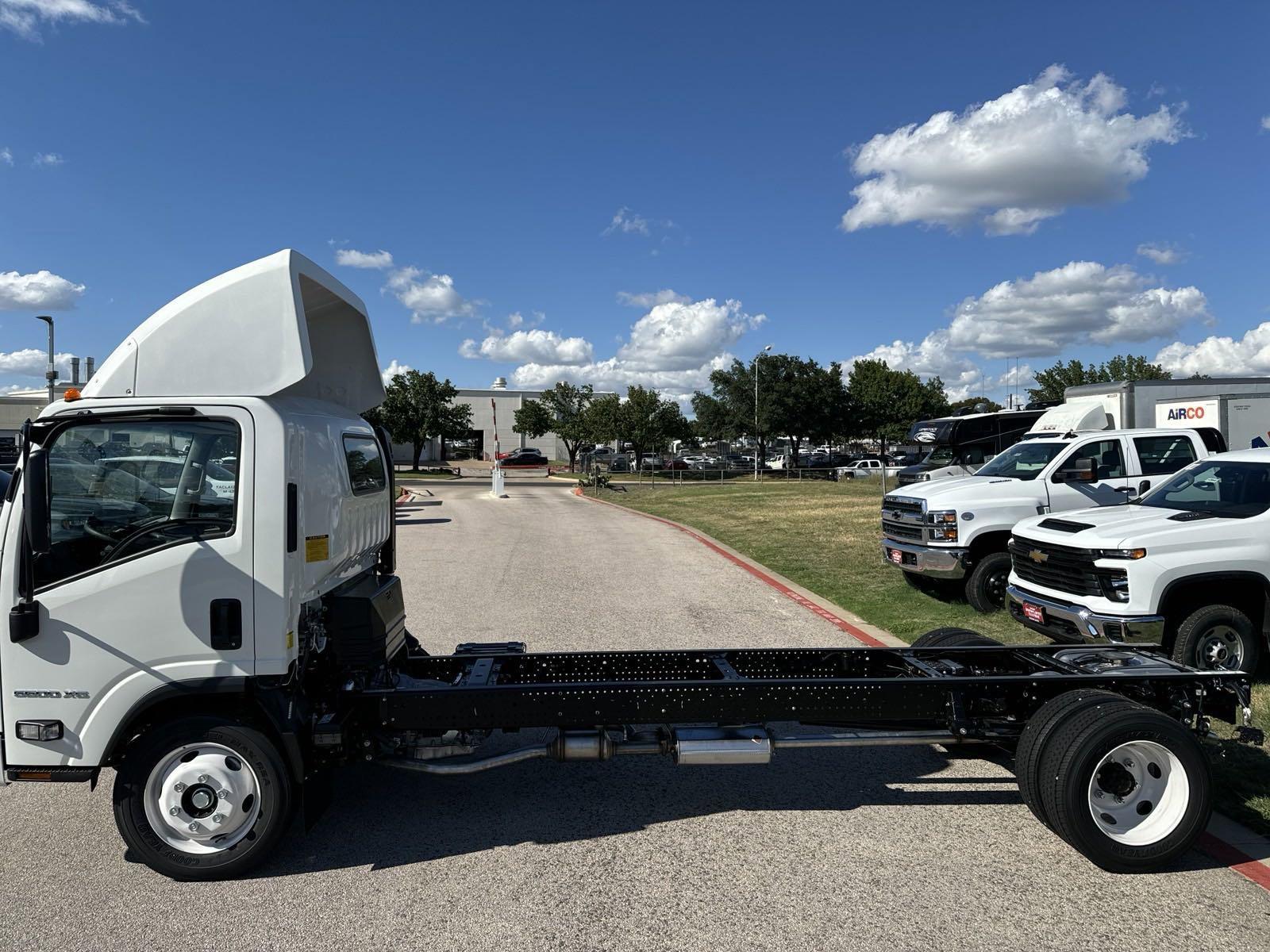 2025 Chevrolet Low Cab Forward 5500 XG Vehicle Photo in GEORGETOWN, TX 78626-7508