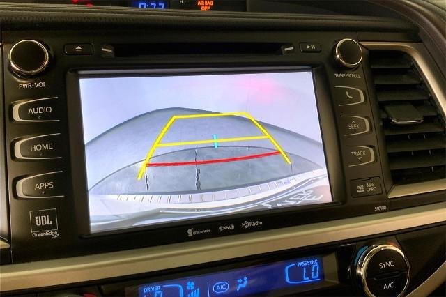2017 Toyota Highlander Vehicle Photo in Lees Summit, MO 64086