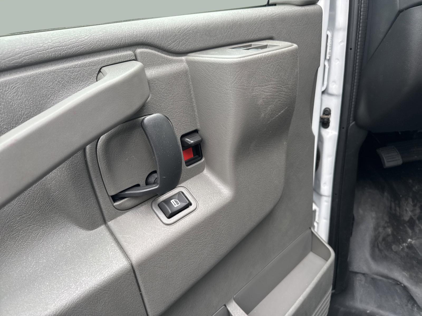 2025 Chevrolet Express Cutaway 3500 Vehicle Photo in GEORGETOWN, TX 78626-7508