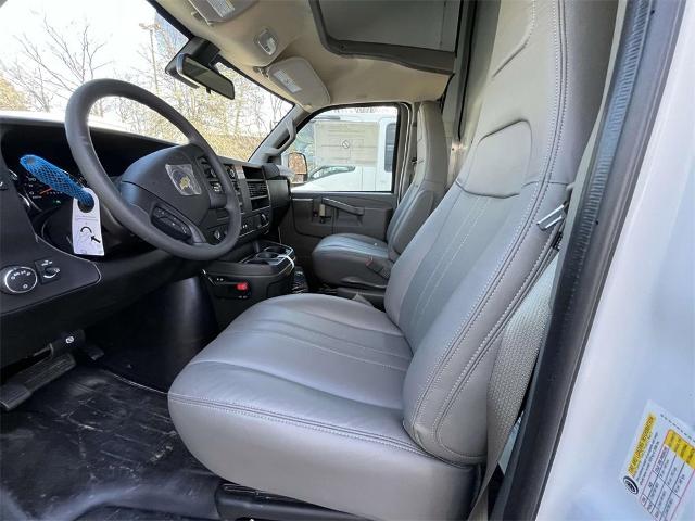 2025 Chevrolet Express Cutaway 3500 Vehicle Photo in ALCOA, TN 37701-3235