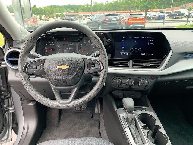 2024 Chevrolet Trax Vehicle Photo in MOON TOWNSHIP, PA 15108-2571