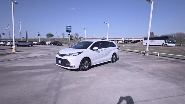2022 Toyota Sienna Vehicle Photo in NEDERLAND, TX 77627-8017
