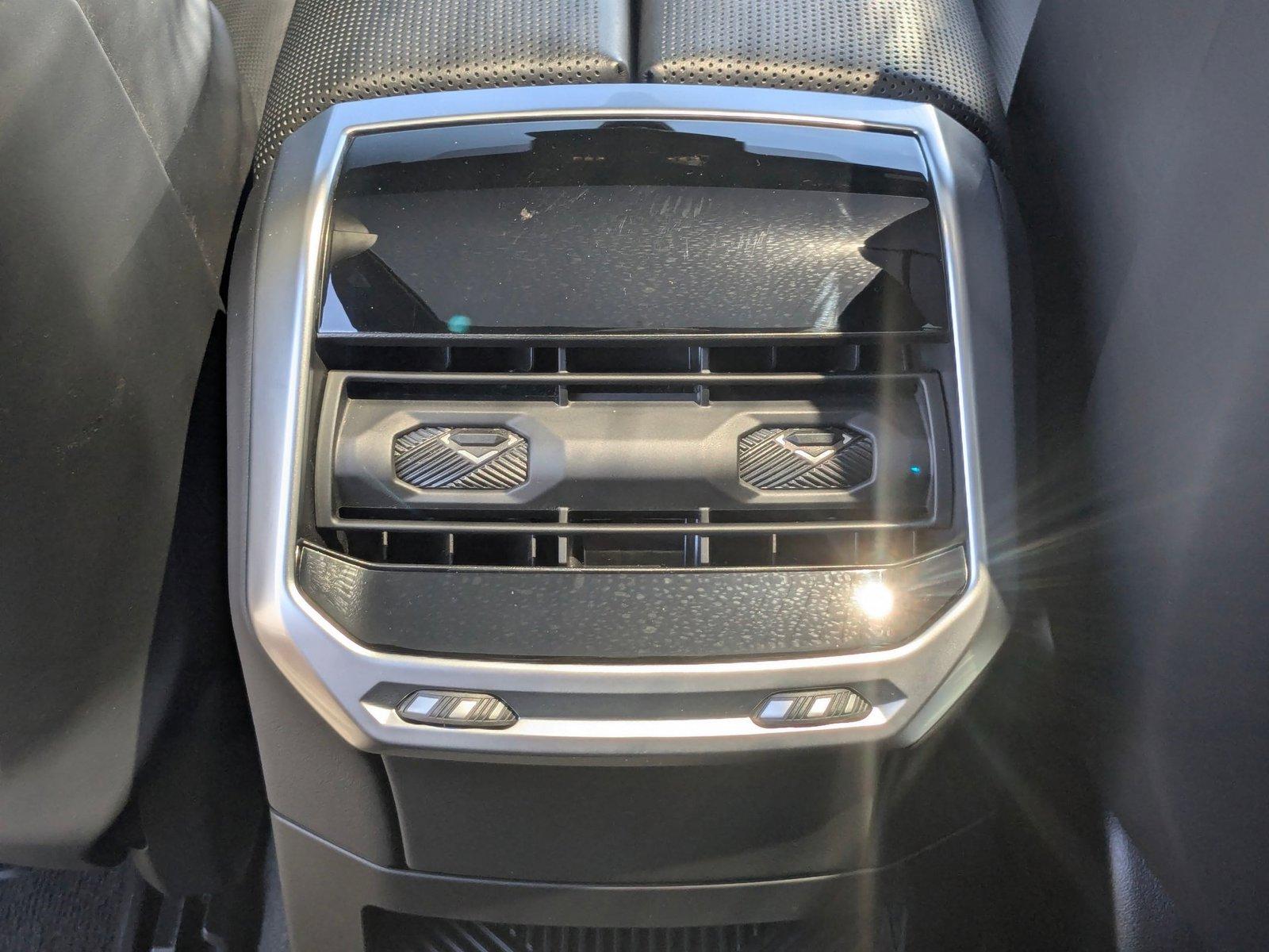 2024 BMW 760i xDrive Vehicle Photo in Valencia, CA 91355