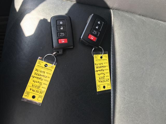 2019 Toyota Highlander Vehicle Photo in GREEN BAY, WI 54303-3330