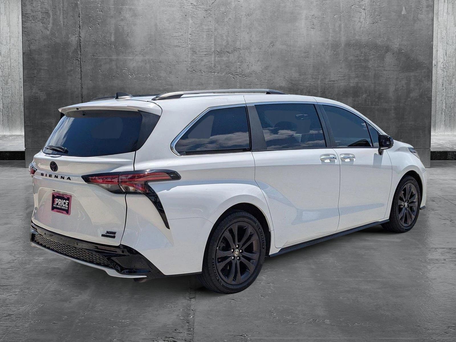 2022 Toyota Sienna Vehicle Photo in Pembroke Pines , FL 33084