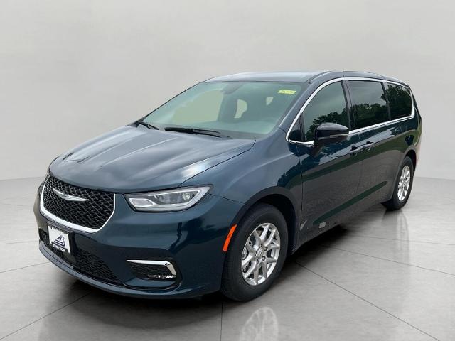 2025 Chrysler Pacifica Vehicle Photo in Kaukauna, WI 54130