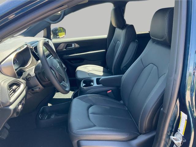 2025 Chrysler Pacifica Vehicle Photo in Kaukauna, WI 54130