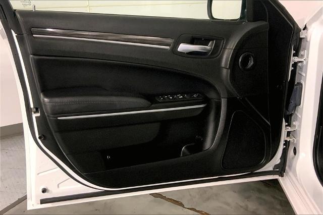 2022 Chrysler 300 Vehicle Photo in Kansas City, MO 64114