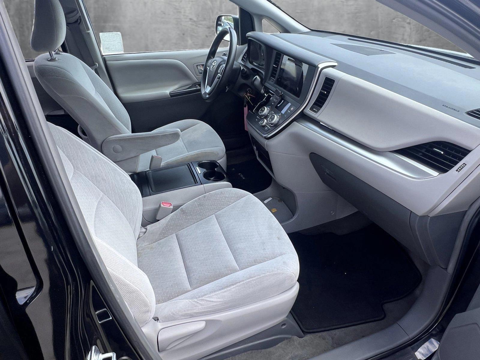 2015 Toyota Sienna Vehicle Photo in Santa Clarita, CA 91355