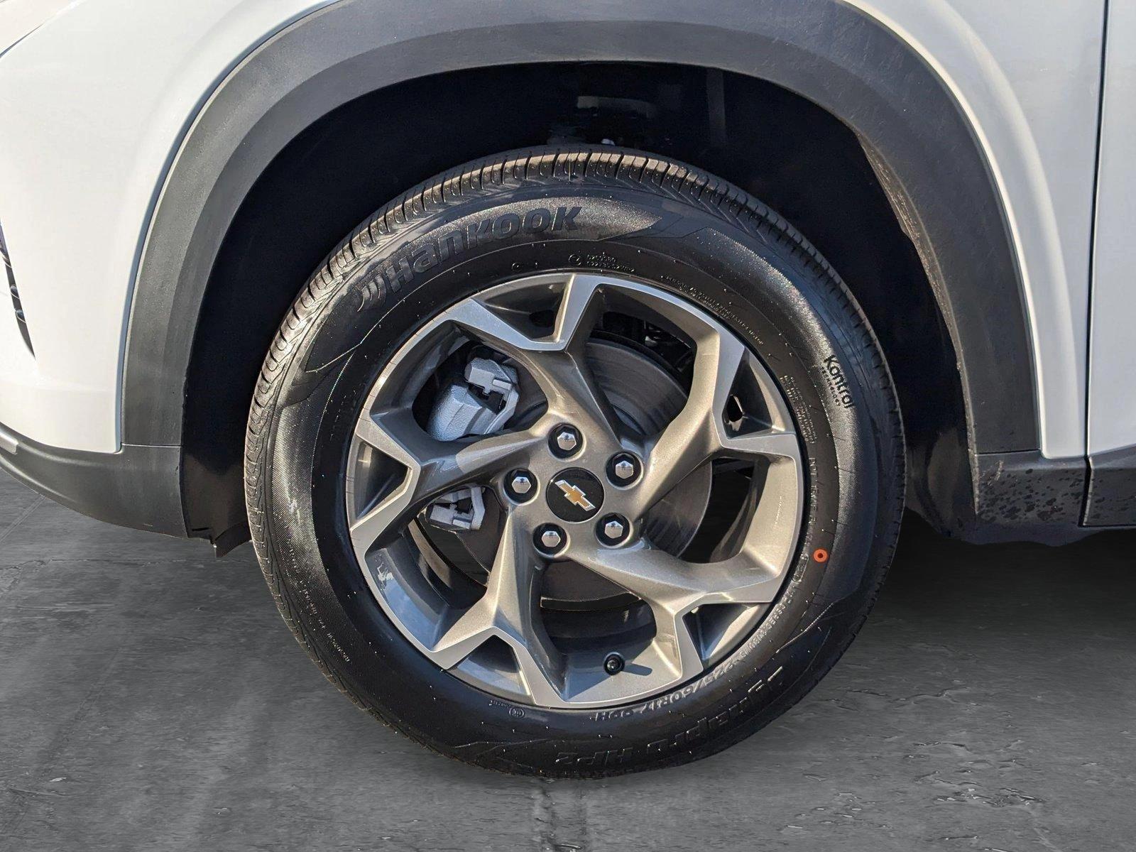 2025 Chevrolet Trax Vehicle Photo in VALENCIA, CA 91355-1705