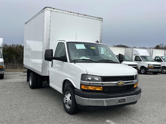 2024 Chevrolet Express Cutaway 3500 Vehicle Photo in ALCOA, TN 37701-3235