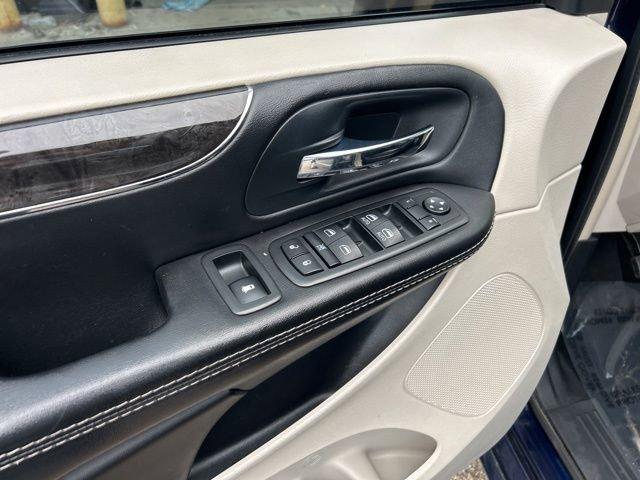 2015 Chrysler Town & Country Vehicle Photo in MEDINA, OH 44256-9631