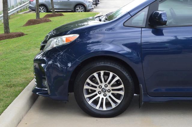 2020 Toyota Sienna Vehicle Photo in Houston, TX 77090