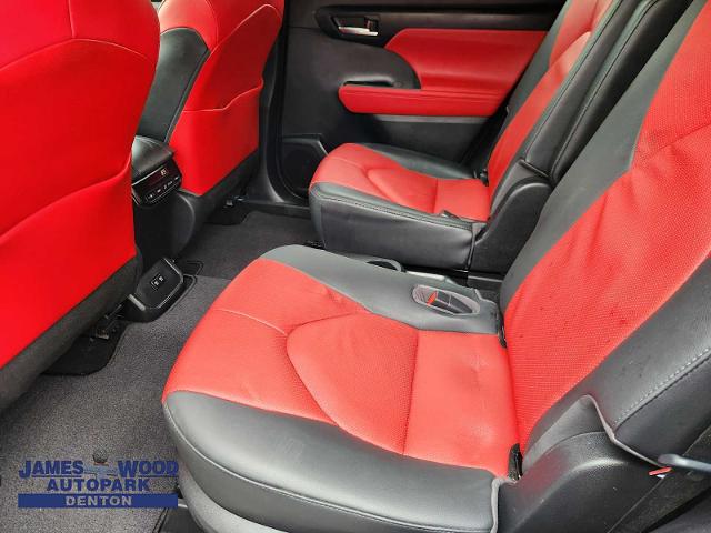 2021 Toyota Highlander Vehicle Photo in DENTON, TX 76210-9321