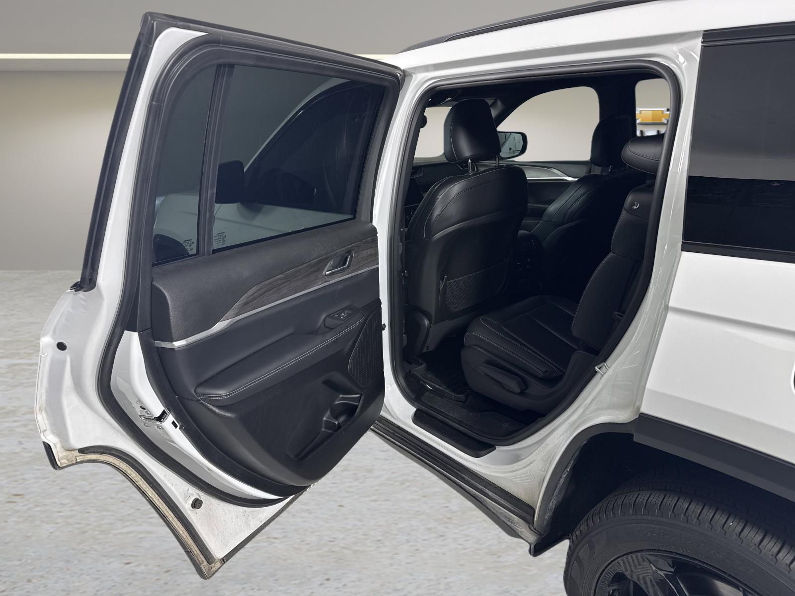 2024 Jeep Grand Cherokee L Vehicle Photo in GEORGETOWN, TX 78626-7508