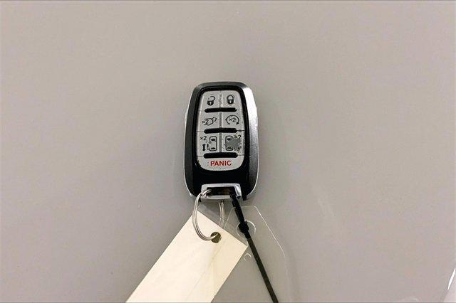 2021 Chrysler Pacifica Vehicle Photo in KANSAS CITY, MO 64114-4502