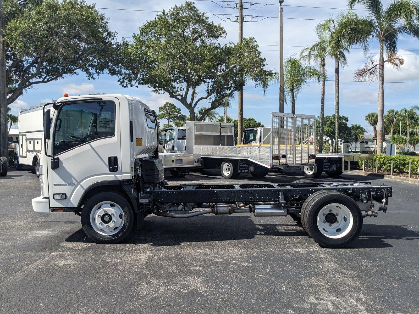 2024 Chevrolet Low Cab Forward 5500 XG Vehicle Photo in GREENACRES, FL 33463-3207