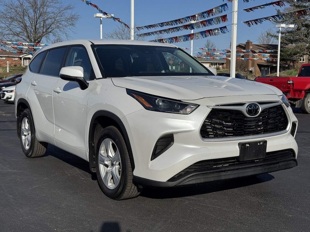 2023 Toyota Highlander Vehicle Photo in BOONVILLE, IN 47601-9633