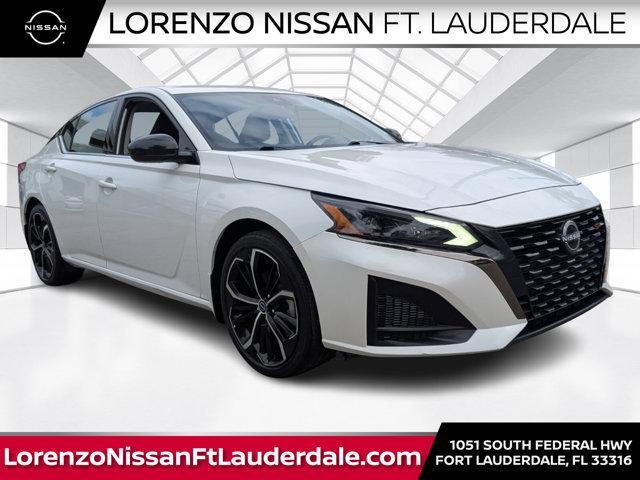 Pearl White Tricoat 2023 Nissan Altima 2.5 SR FWD Sedan Front-Wheel Drive Continuously Variable Transmission