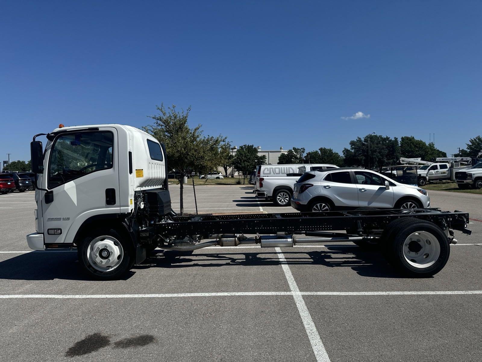 2025 Chevrolet Low Cab Forward 5500 XG Vehicle Photo in GEORGETOWN, TX 78626-7508