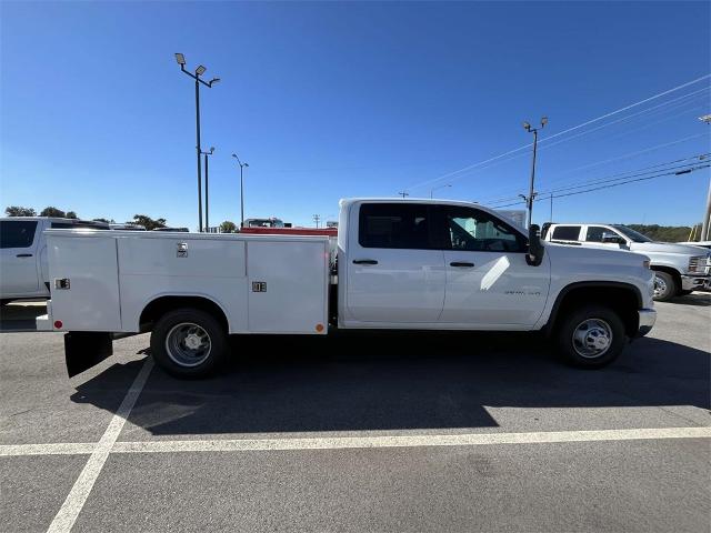 2024 Chevrolet Silverado 3500 HD Chassis Cab Vehicle Photo in ALCOA, TN 37701-3235